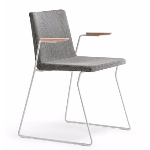 con un diseño muy cuidado. Formado por un asiento en tapizado en tejido a elegir