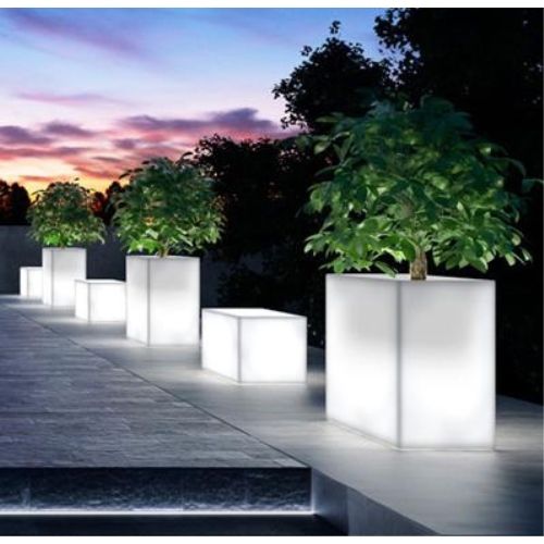 este banco iluminado está fabricado en polipropileno y es fácilmente combinable con el resto de la colección de muebles de exterior e interior KUBE LIGHT.