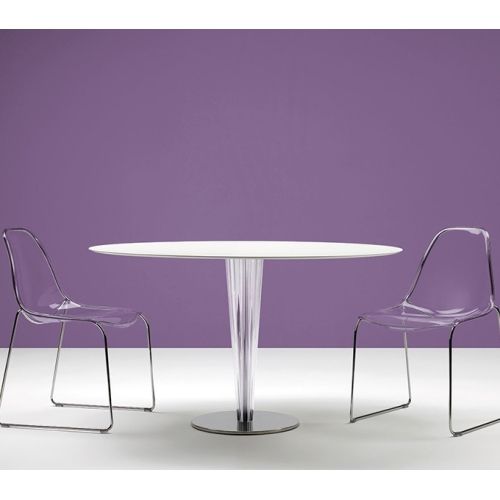 esta estructura está inspirada en el efecto de luces propias de un cristal o de un diamante. Gracias a las líneas verticales que definen sus columnas