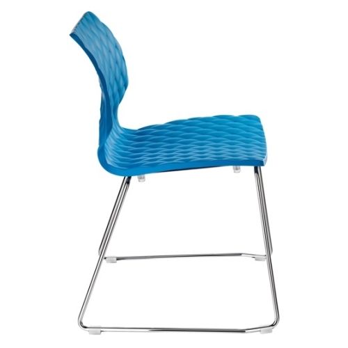 esta silla de hostelería presenta un cómodo asiento fabricado en polipropileno