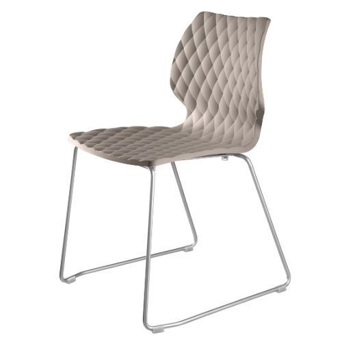 valor añadido que permite su uso exterior para terrazas de restaurantes o conferencias al aire libre. Su asiento está diseñado en rombos acolchados que aportan mayor comodidad.