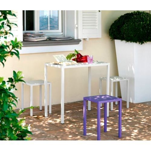 modelo QUATRIS. Una mesa fabricada en acero lacado