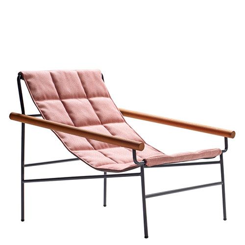 Butaca baja tapizada para exterior, con estructura metálica resistente y acabados personalizables. Diseño cómodo y sofisticado para espacios al aire libre.