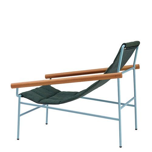 Butaca baja tapizada para exterior, con estructura metálica resistente y acabados personalizables. Diseño cómodo y sofisticado para espacios al aire libre.