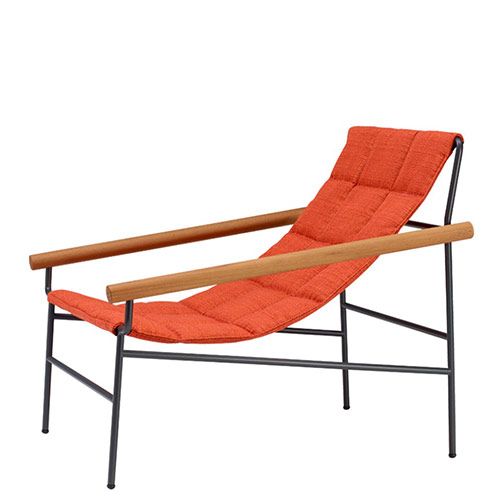 Butaca baja tapizada para exterior, con estructura metálica resistente y acabados personalizables. Diseño cómodo y sofisticado para espacios al aire libre.
