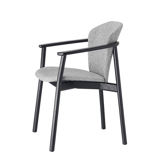 Sillón de madera completamente tapizado para hostelería