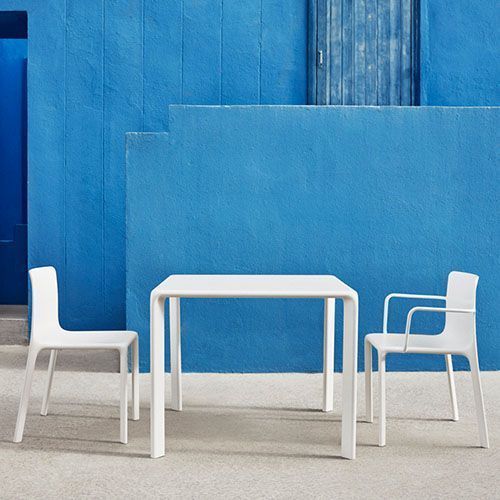 silla Kes Vondom en terraza moderna de restaurante