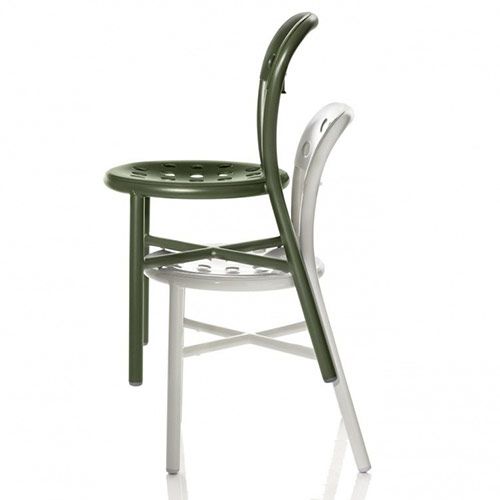 Detalle del asiento perforado de la Silla Pipe Magis
