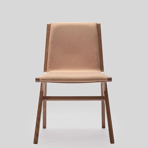 Silla en madera de fresno para restaurante. Un estilo moderno y minimalista con aires nórdicos. Originalidad para tu proyecto de hostelería.
