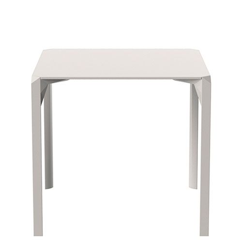 mesa Quartz de Vondom blanca apilable en polipropileno para terraza de hostelería