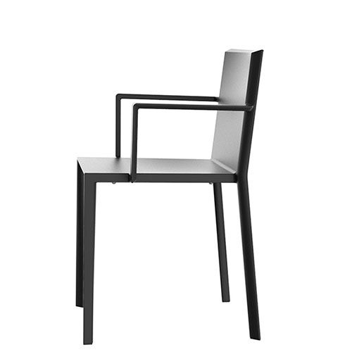 sillón Quartz de Vondom negra apilable en polipropileno para terraza moderna