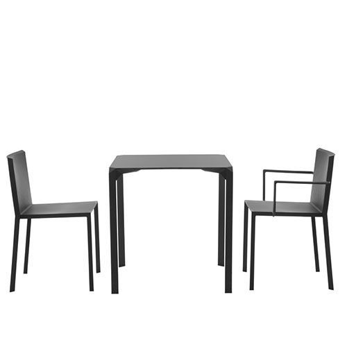 sillón Quartz de Vondom en terraza moderna con mesa Quartz