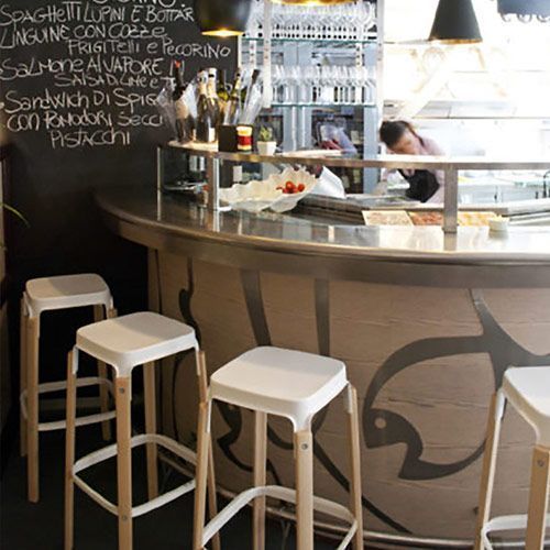 Taburete Steelwood Magis en barra de restaurante contemporáneo