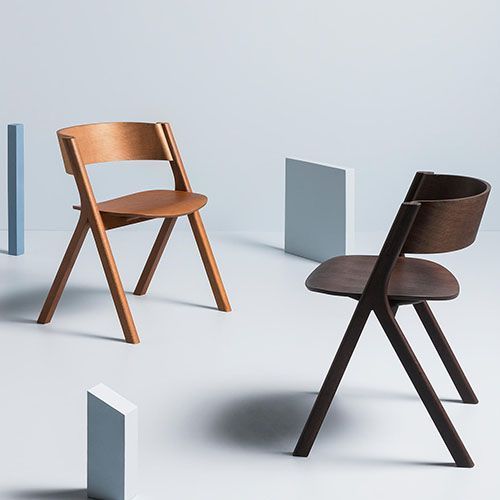 Silla nórdica de diseño original para hostelería. Un estética decidida y sinuosa para que otorga personalidad en cualquier espacio de restauración.
