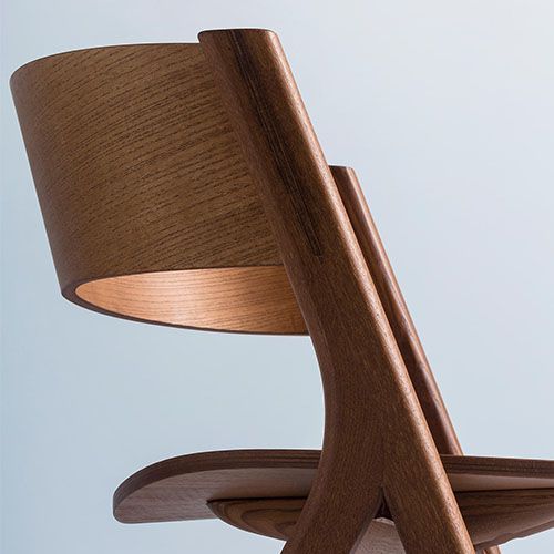 Silla nórdica de diseño original para hostelería. Un estética decidida y sinuosa para que otorga personalidad en cualquier espacio de restauración.