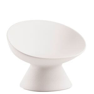 Butaca de polietileno con una línea suave y superficie rayada, inspirada en materiales naturales. Apta para exteriores, disponible en diferentes acabados.