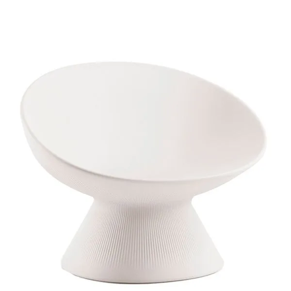 Butaca de polietileno con una línea suave y superficie rayada, inspirada en materiales naturales. Apta para exteriores, disponible en diferentes acabados.