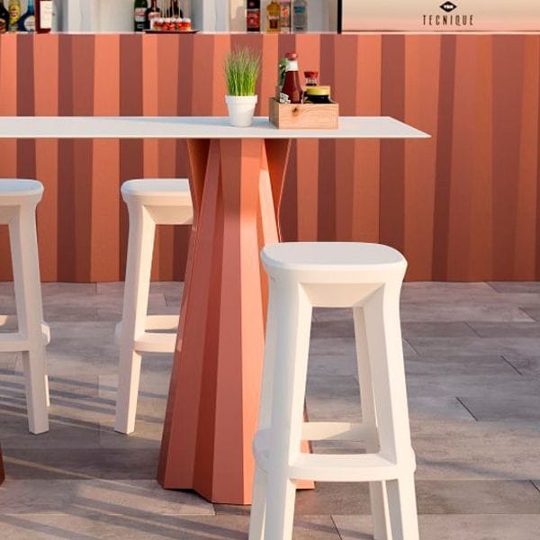 Taburete alto cuadrado estilizado de plástico para hostelería