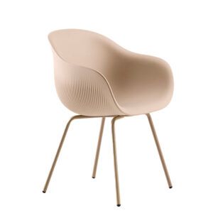 Sillón de polietileno con patas metálicas para terrazas de cafeterías