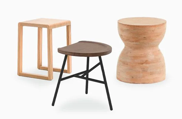 Puffs y taburetes bajos en madera para hostelería y restaurantes