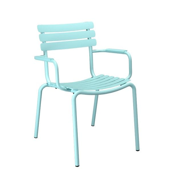 Sillón Alua de Houe. Sillón de exterior de aluminio con diseño sutil y ligero