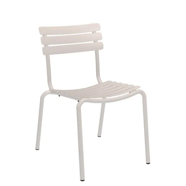 Silla Alua de Houe. Silla de exterior de aluminio con diseño sutil y ligero