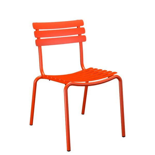 Silla Alua de Houe. Silla de exterior de aluminio con diseño sutil y ligero