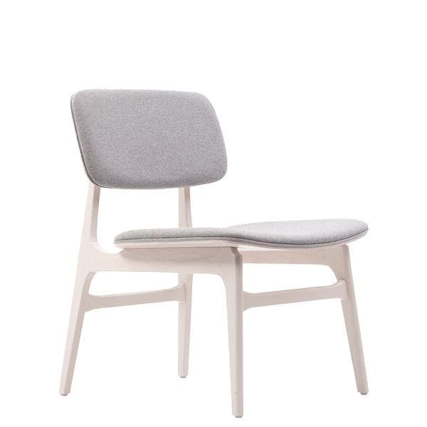 Butaca tapizada con estructura en madera de haya estilo nórdico