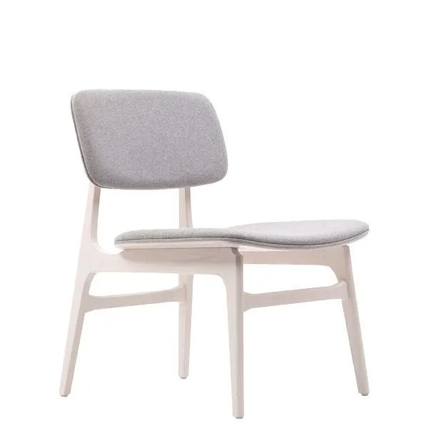 Butaca tapizada con estructura en madera de haya estilo nórdico