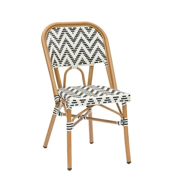 Silla ligera con asiento en médula para terrazas de hostelería