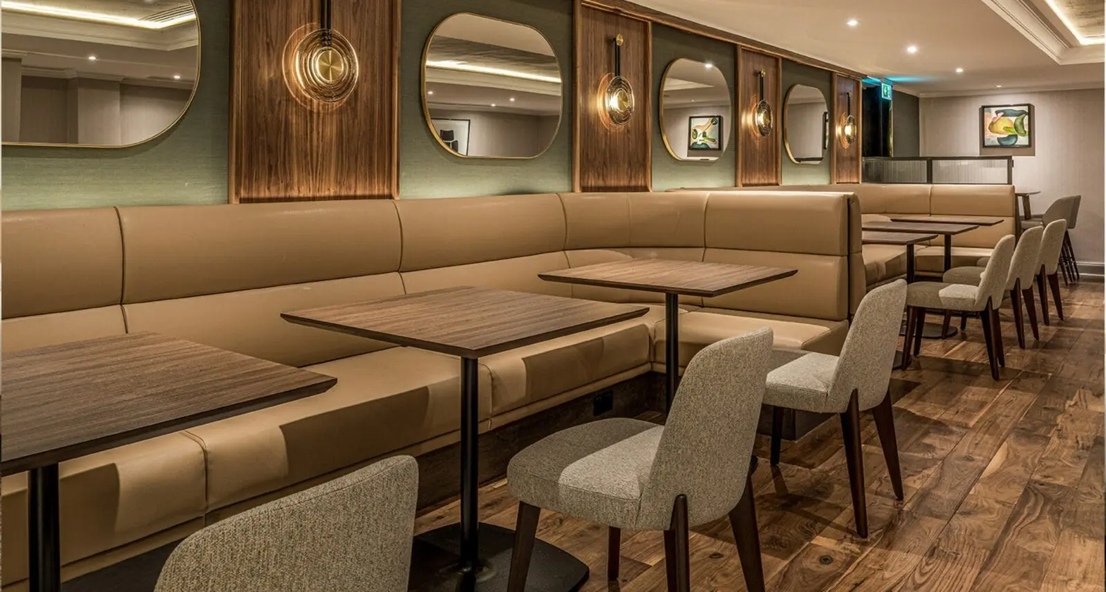 Bancadas modulares y sillones en restaurante proyecto contract