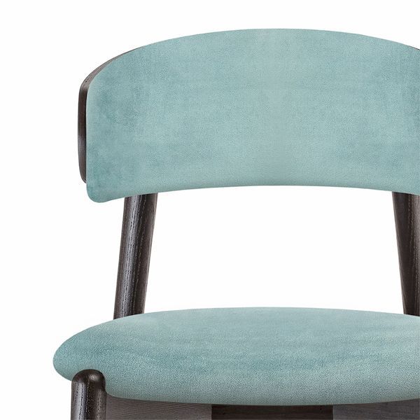 Silla de madera tapizada con respaldo envolvente para hostelería