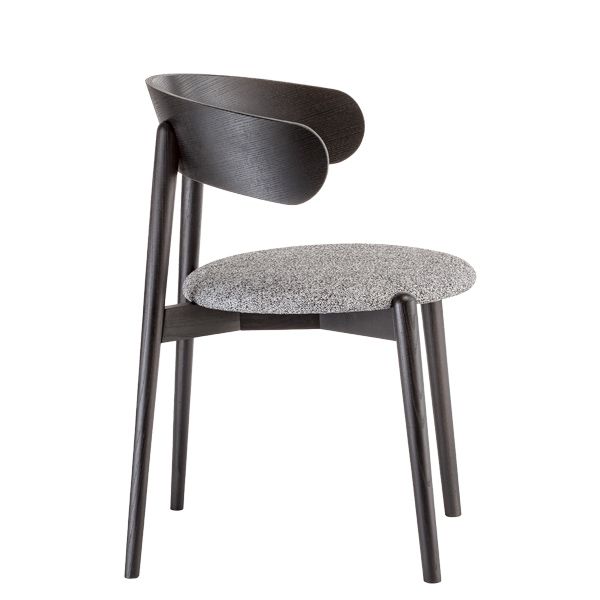 Sillón de madera tapizada con respaldo envolvente para hostelería