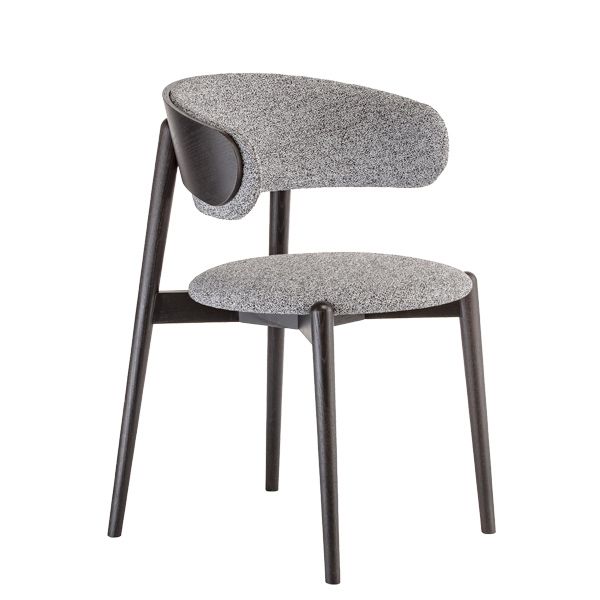Sillón de madera tapizada con respaldo envolvente para hostelería