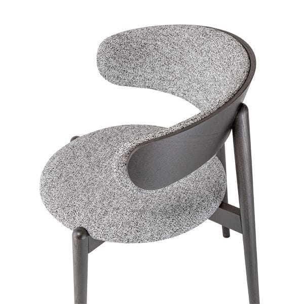 Sillón de madera tapizada con respaldo envolvente para hostelería