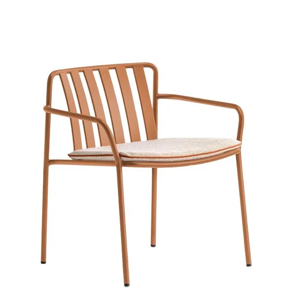 Butaca exterior de acero con listones y diseño ergonómico