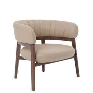 Butaca con estructura de madera maciza y asiento tapizado en tela. Diseño elegante y acogedor para espacios contract o residenciales.