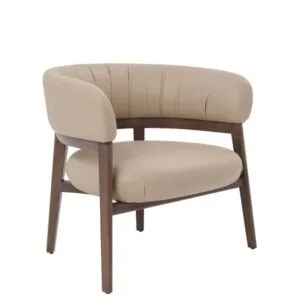 Butaca con estructura de madera maciza y asiento tapizado en tela. Diseño elegante y acogedor para espacios contract o residenciales.
