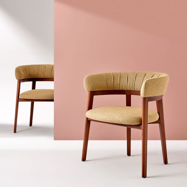 Sillón de madera con asiento tapizado en varios acabados