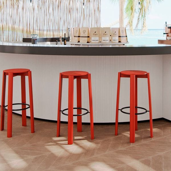 Taburete de madera estilo juvenil y moderno para cafeterías y bares