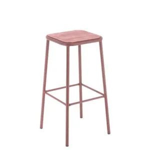 Taburete de metal con asiento de madera para hostelería