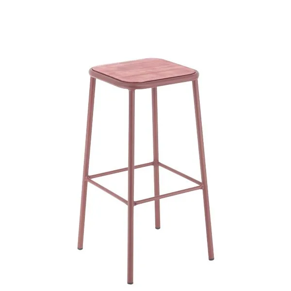 Taburete de metal con asiento de madera para hostelería