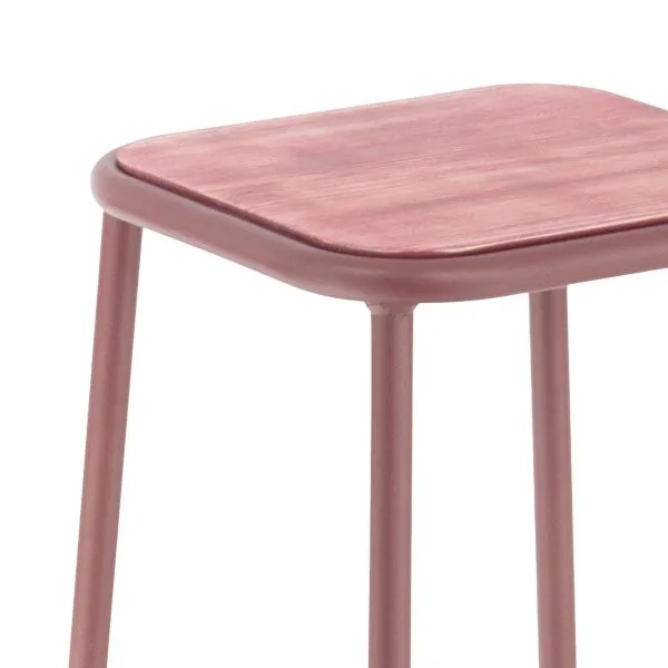 Taburete de metal con asiento de madera para hostelería