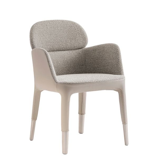 Sillón tapizado con patas de aluminio y diseño elegante