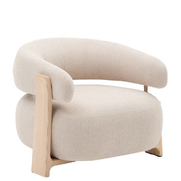 Butaca de madera tapizada con diseño escandinavo