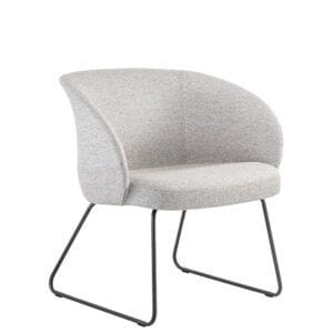 Butaca tapizada con patas en acero para zonas chill out