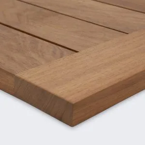 Tapa de mesa en madera de Iroko para terrazas de hostelería