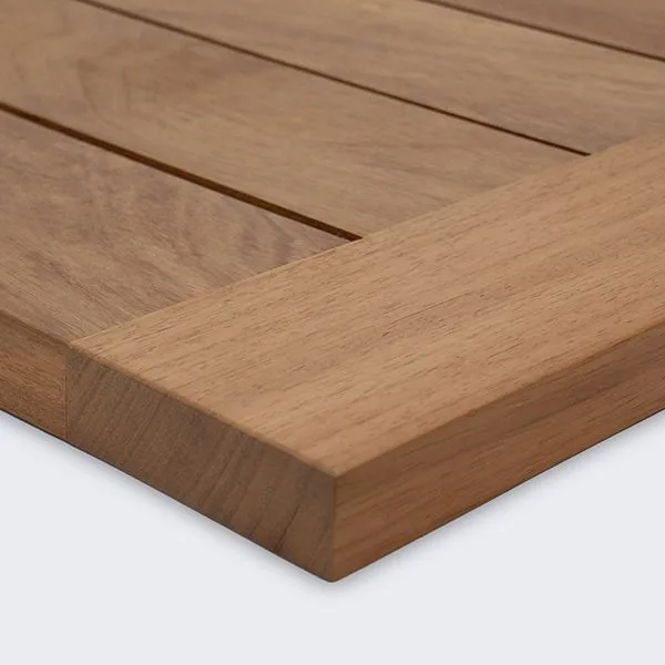 Tapa de mesa en madera de Iroko para terrazas de hostelería