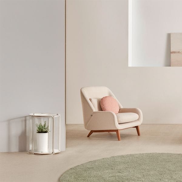 Butaca tapizada de fresno con diseño elegante y estructura robusta