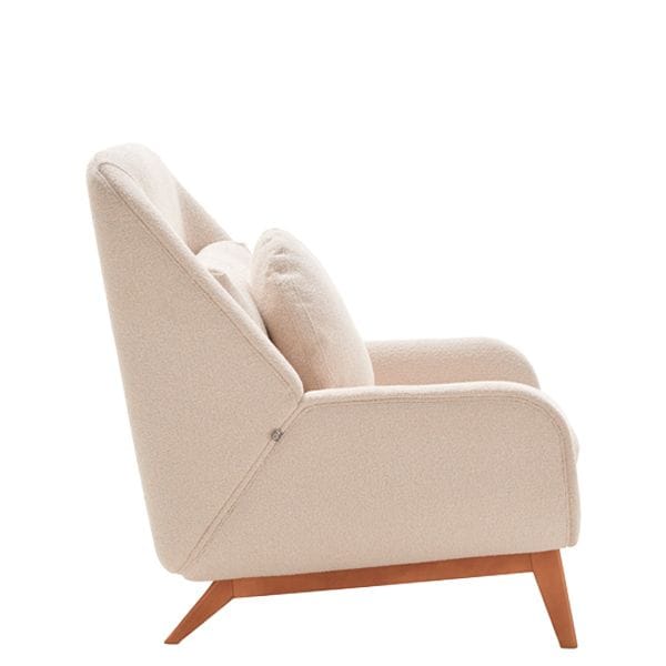 Butaca tapizada de fresno con diseño elegante y estructura robusta